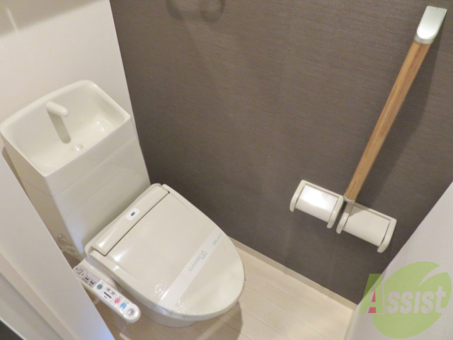 トイレ　人気の温水洗浄便座つきのトイレ。快適に生活できますよ。