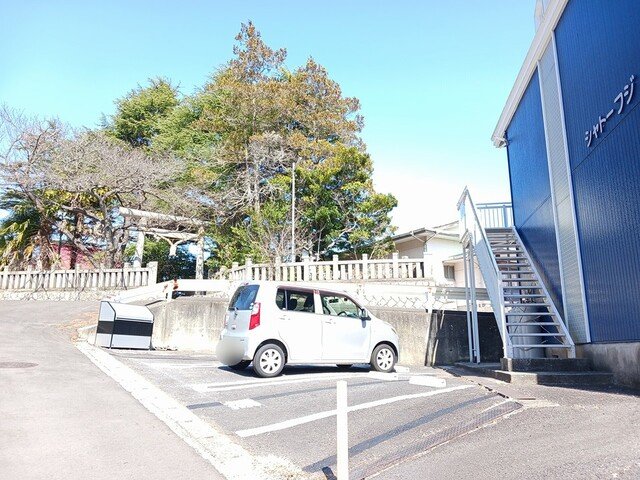 駐車場　駐車場に車を止められます