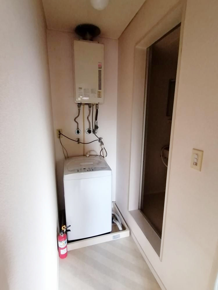 その他部屋・スペース　洗濯機置き場と浴室の入り口です。