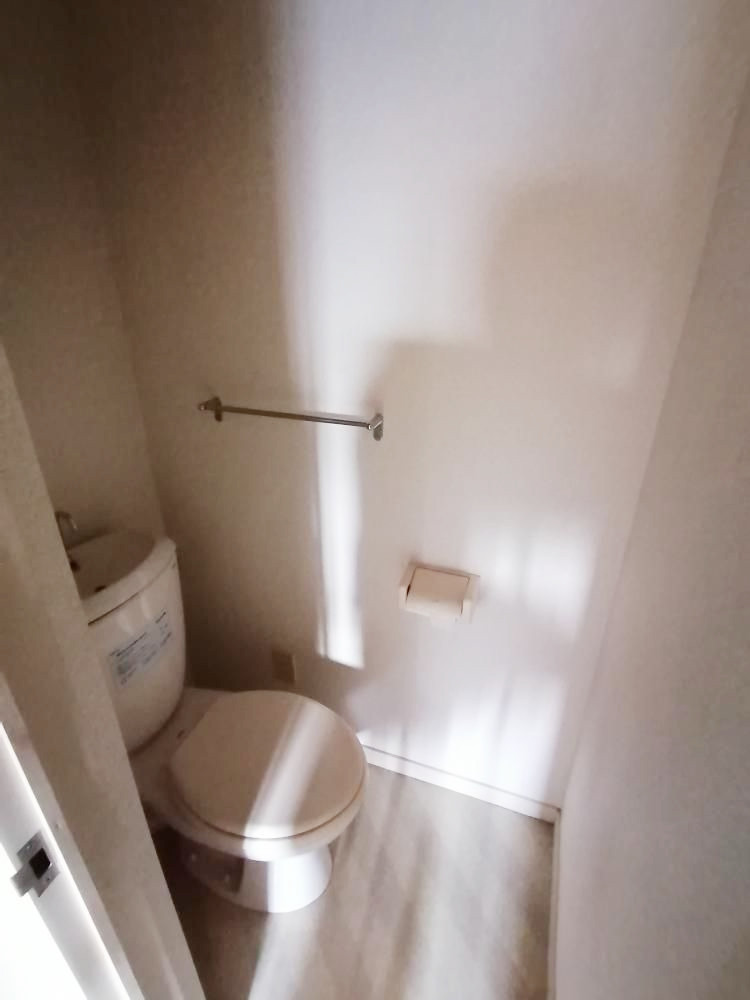 トイレ　トイレは浴室と分かれています。