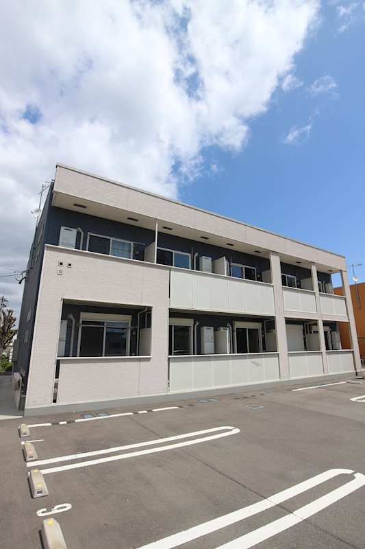 建物外観　駐車場付き。