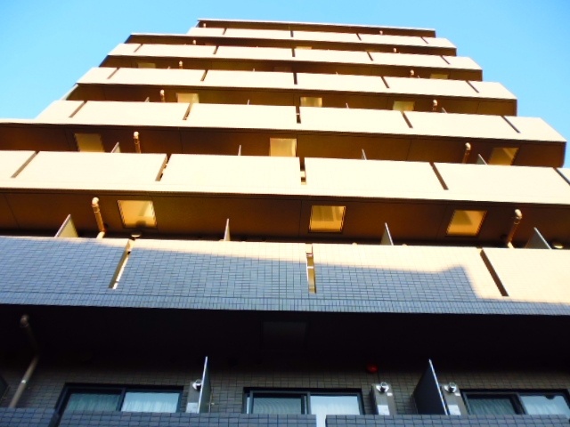 建物外観　鉄筋コンクリート造のがっちりとした建物。