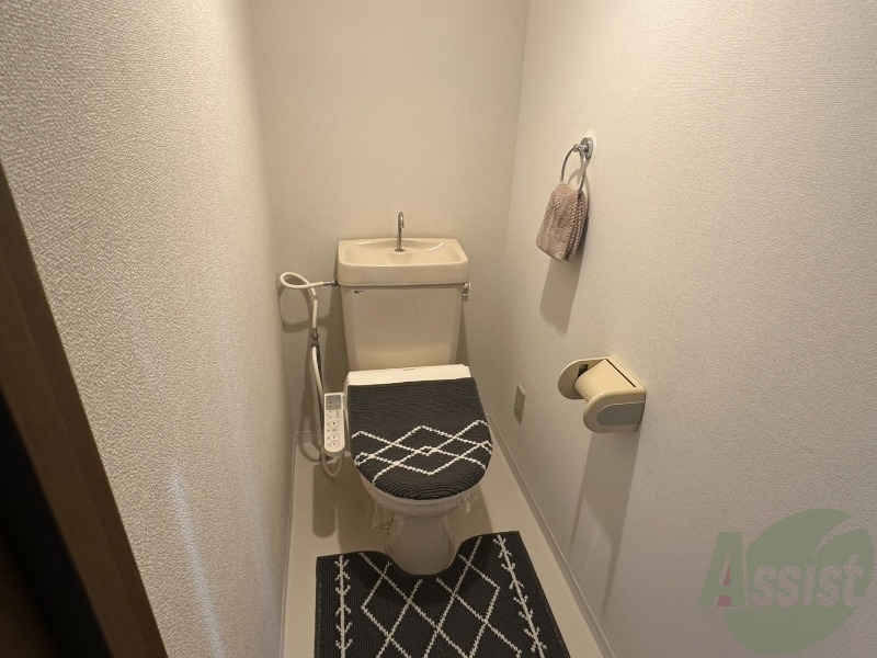 トイレ　トイレはウォシュレット機能付きです。安心して使用できますね。