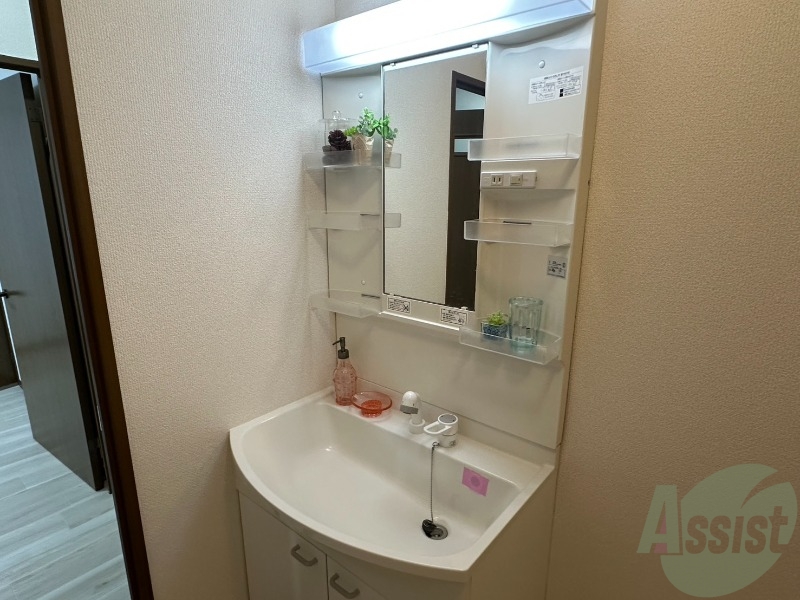 洗面設備　洗面台はシンプルなつくりで手入れがしやすそうですね。