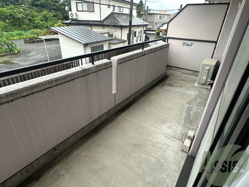 バルコニー　バルコニーは洗濯物を干すのに十分な広さがありますね。
