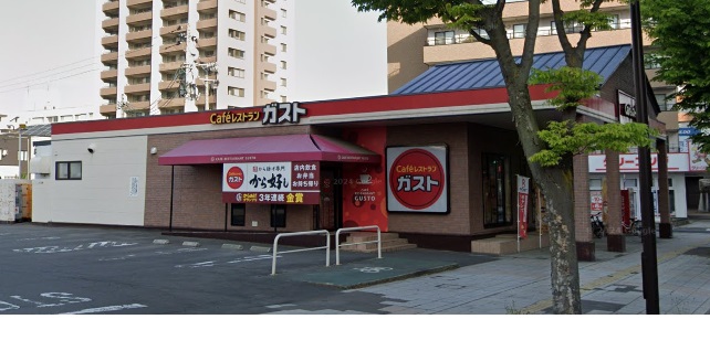 飲食店　ガスト 弘前駅前店(から好し取扱店)（飲食店）まで442m