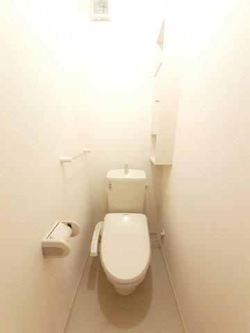 トイレ　落ち着いた色調のトイレです