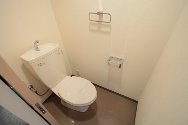 トイレ　温水洗浄便座付きのトイレです♪