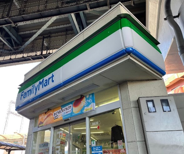 コンビニ　ファミリーマート 江田駅前店（コンビニ）まで238m