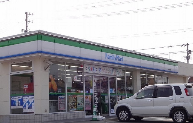 コンビニ　ファミリーマート（コンビニ）まで750m