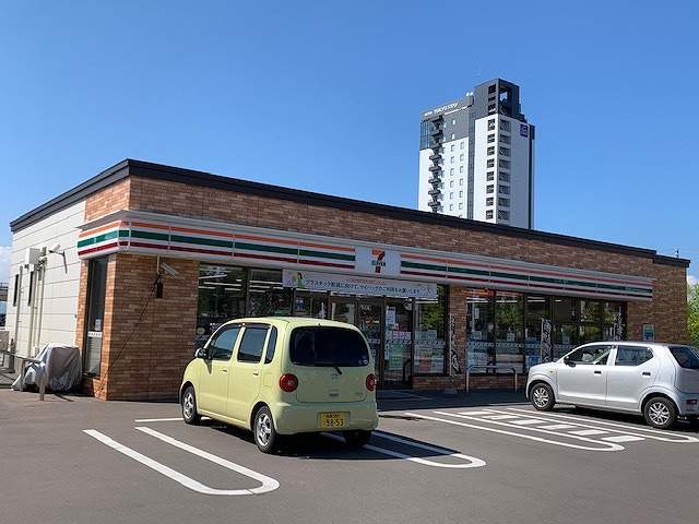 コンビニ　セブンイレブン（コンビニ）まで580m