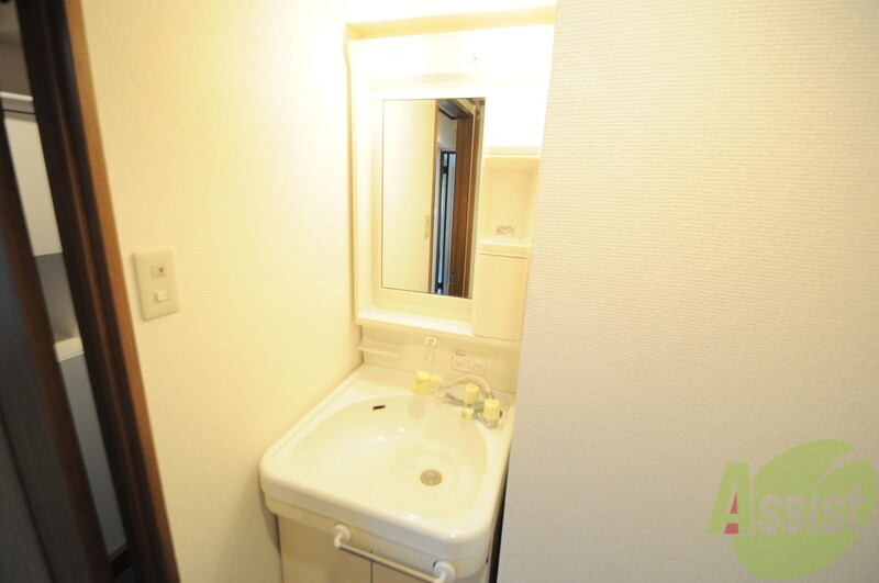 洗面設備　人気の独立洗面所にはうれしいシャンプードレッサー完備です