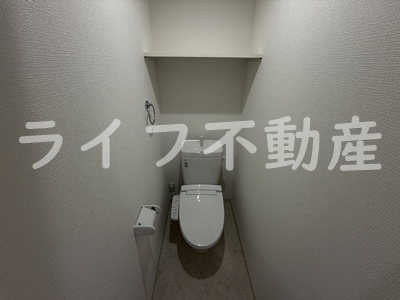 トイレ　落ち着いた色調のトイレです
