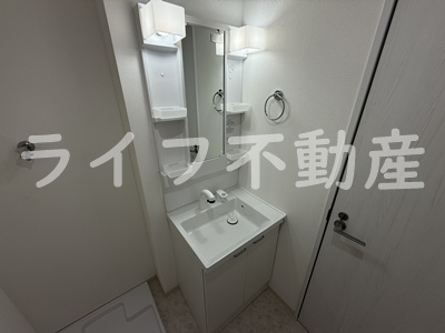 洗面設備　独立洗面台、小物を置くことができて便利です