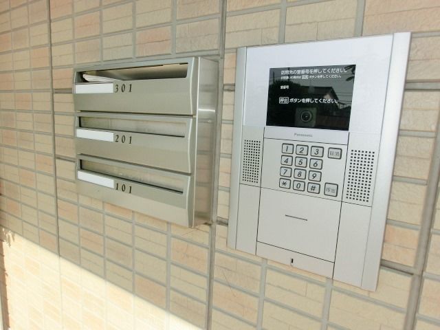 セキュリティ　オートロックのエントランス。