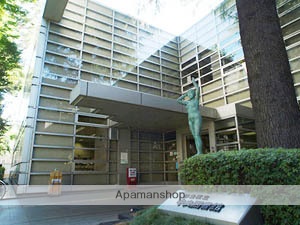 図書館　杉並区立中央図書館（図書館）まで327m