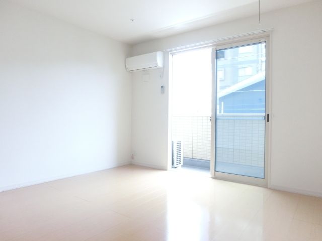 居室・リビング　西向きでペアガラスのお部屋