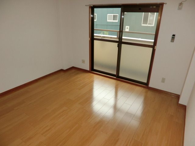 その他部屋・スペース　日当たり良好です！※部屋によってはフロアの色が異なります