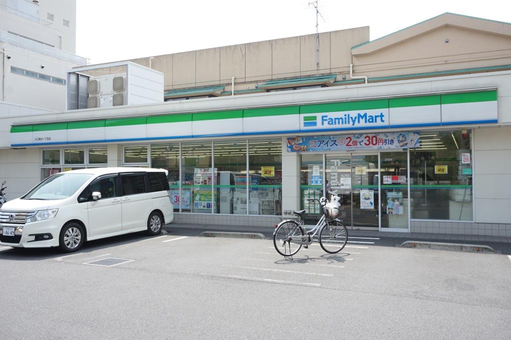 コンビニ　ファミリーマート 川口市役所南店（コンビニ）まで135m