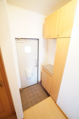 玄関　※同物件・反転タイプの写真です。
