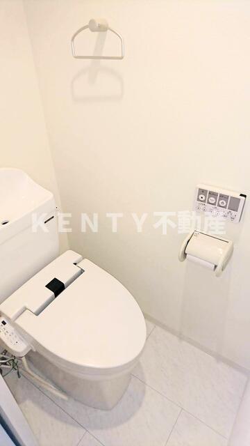 トイレ　落ち着いた色調のトイレです
