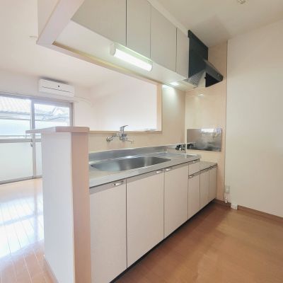 キッチン　部屋が別号室の写真です　現況優先