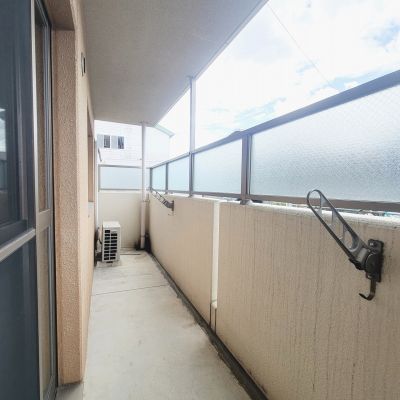 バルコニー　部屋が別号室の写真です　現況優先