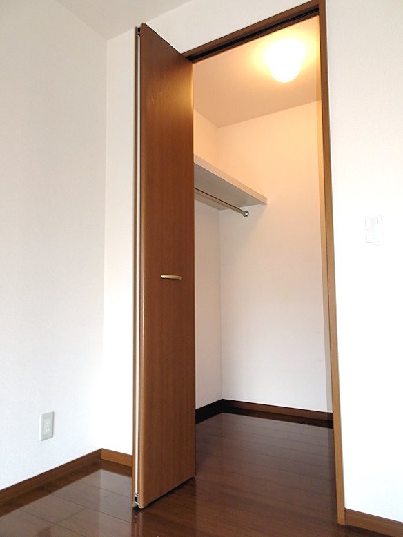 収納　奥行のあるウォークインクローゼットで収納力◎