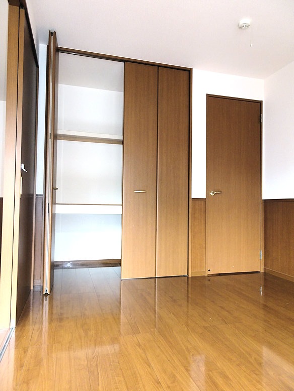 その他部屋・スペース　６帖の洋室にも大きい収納付き☆
