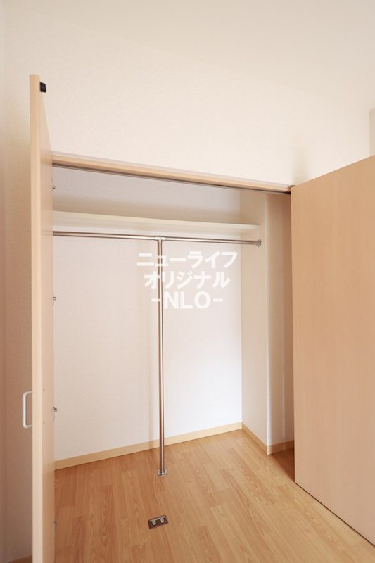 収納　お洋服の収納に便利なハンガーパイプ付き！