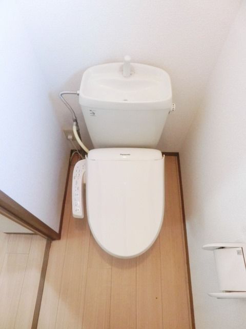 トイレ　温水洗浄付きトイレです。