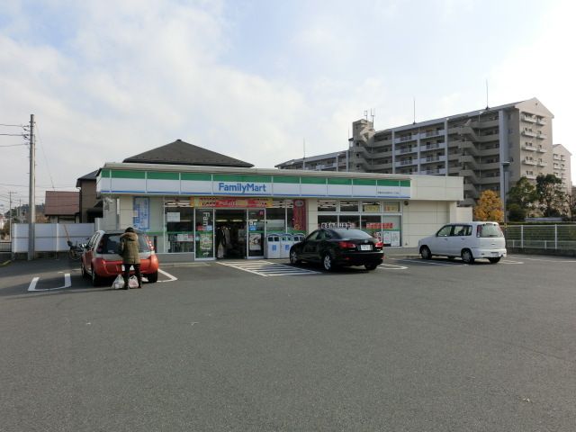 コンビニ　ファミリーマート（コンビニ）まで460m