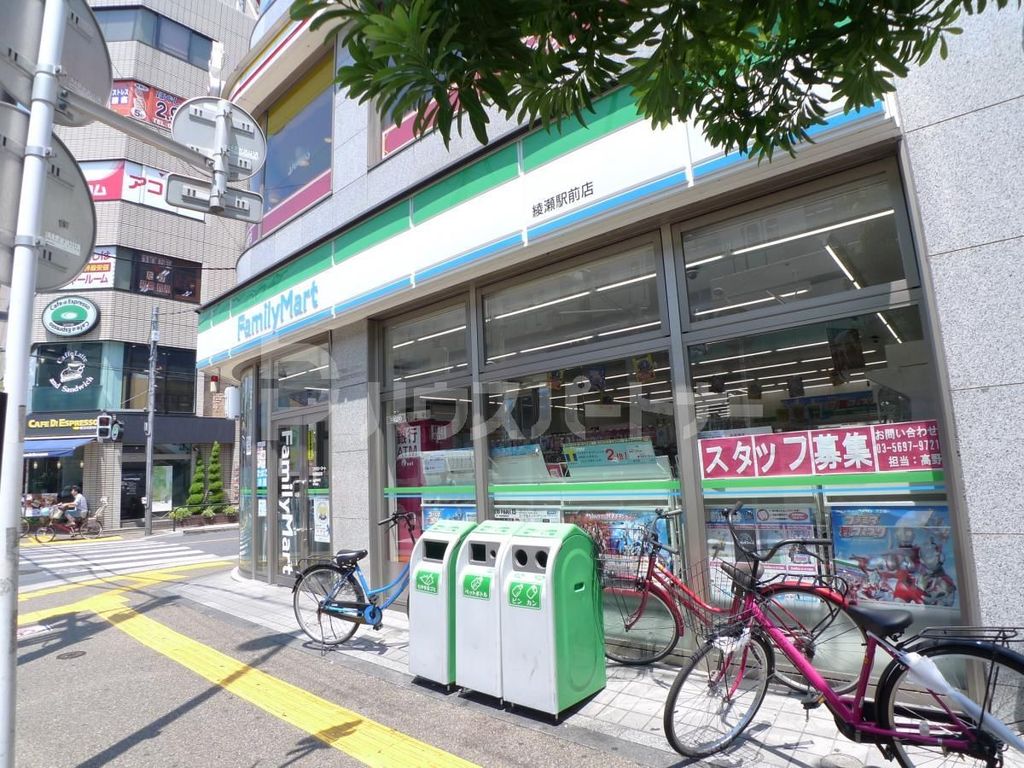 コンビニ　ファミリーマート綾瀬駅前店（コンビニ）まで20m