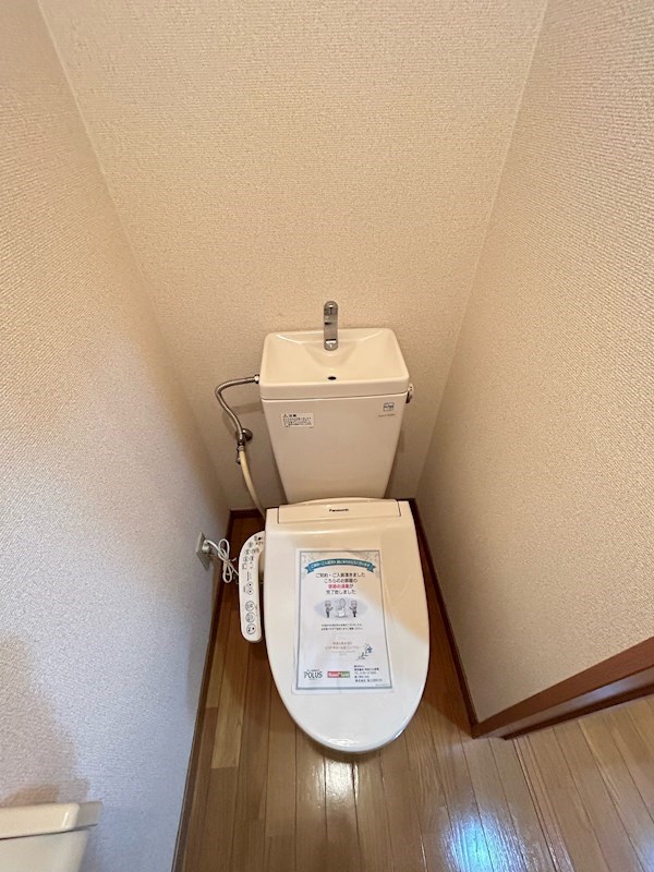 トイレ　トイレは快適な温水洗浄便座付き