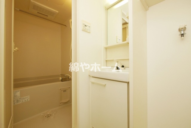 洗面設備　独立洗面台、朝の身支度には欠かせません