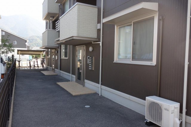 その他共有部分　建物への進入路です♪