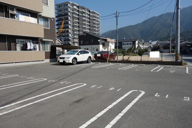 駐車場　2重白線で乗り降りしやすい駐車場♪