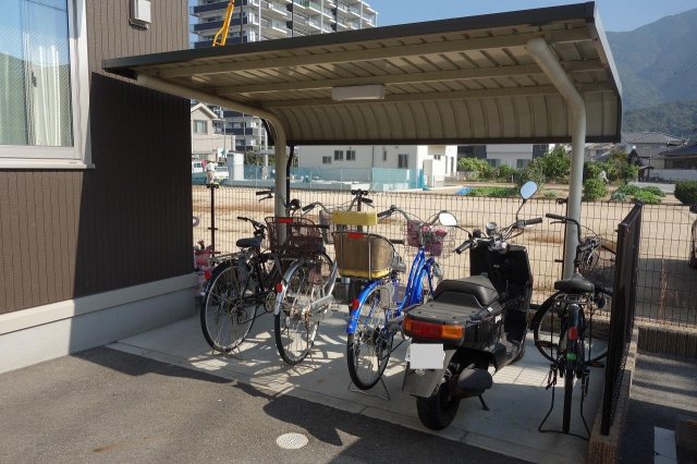 その他共有部分　建物前面とバルコニー側の2カ所に駐輪場があります♪