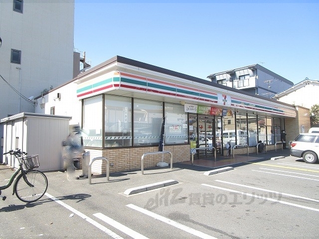 コンビニ　セブンイレブン深草西浦８丁目店（コンビニ）まで70m