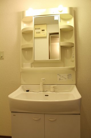 洗面設備　明るい洗面所です