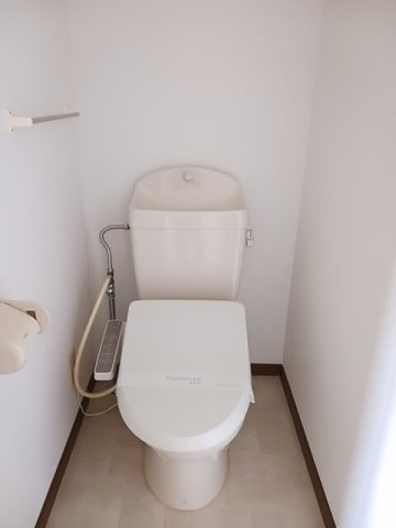 トイレ　落ち着いた色調のトイレです