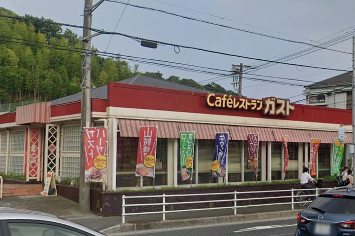 飲食店　ガスト（飲食店）まで957m