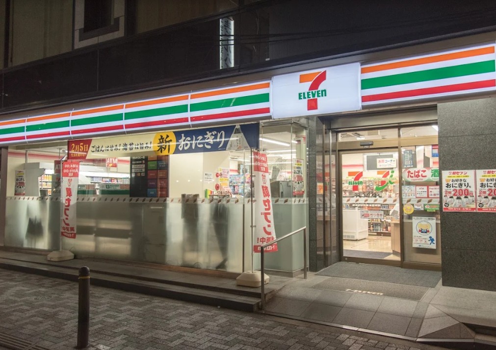 コンビニ　セブンイレブン西新橋1丁目店（コンビニ）まで162m