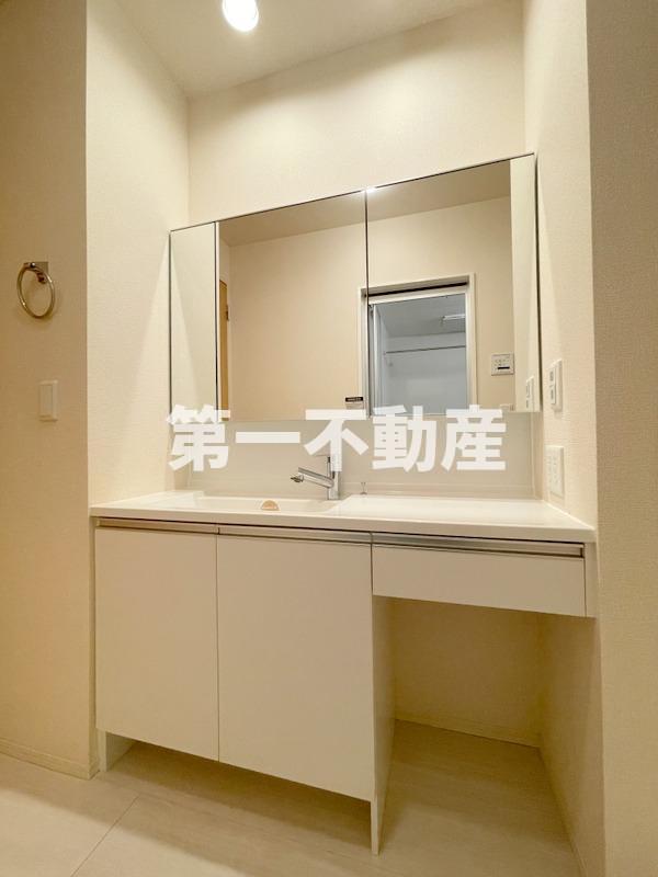 洗面設備　三面鏡化粧台
