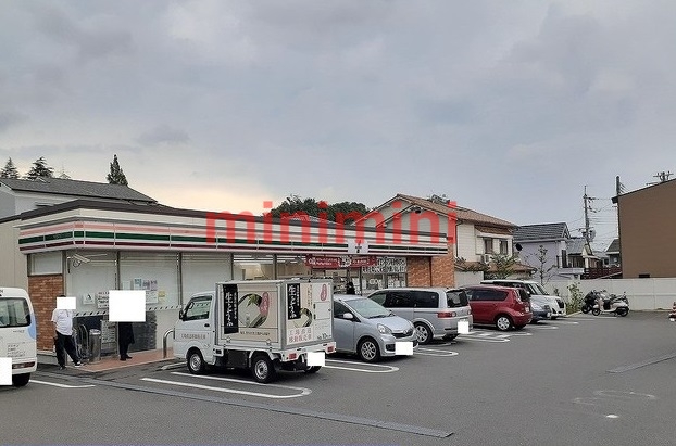 コンビニ　セブンイレブン（コンビニ）まで900m