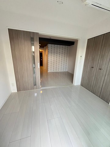 その他部屋・スペース　落ち着いた色調の寝室です