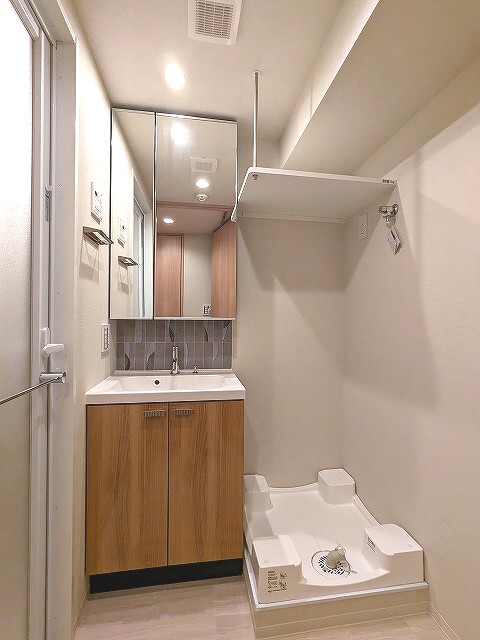 洗面設備　トイレと独立した2面鏡付き洗面室です。排水口のお手入れしやす