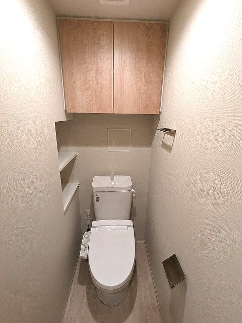 トイレ　洗面室と独立した温水洗浄便座です