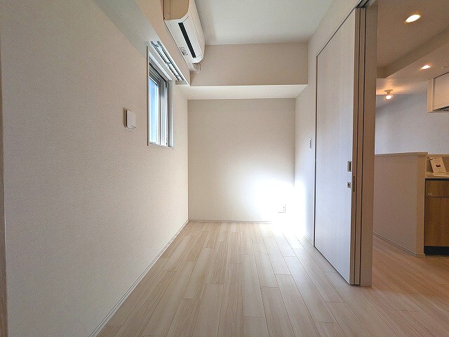 その他設備　4帖洋室、エアコン付き、角部屋で窓付きで換気良好です