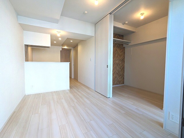 居室・リビング　カウンターキッチン、3.5帖洋室と繋げて広いリビングとしても